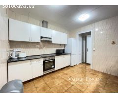 ESPACIOSO PISO DE 6 HABITACIONES JUNTO A LAS RAMBLAS DE BARCELONA.