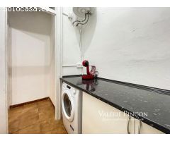ESPACIOSO PISO DE 6 HABITACIONES JUNTO A LAS RAMBLAS DE BARCELONA.