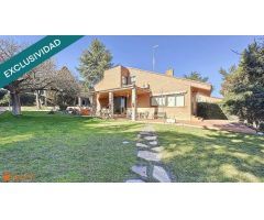 Chalet pareado con amplia parcela en Miraval.