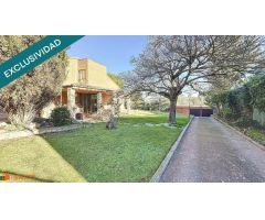 Chalet pareado con amplia parcela en Miraval.