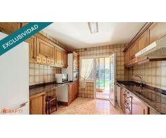 Chalet pareado con amplia parcela en Miraval.