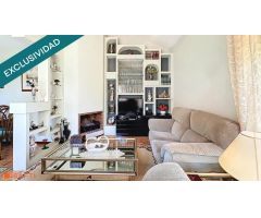Chalet pareado con amplia parcela en Miraval.