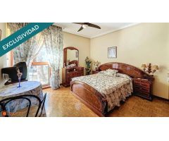 Chalet pareado con amplia parcela en Miraval.
