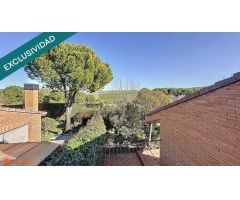 Chalet pareado con amplia parcela en Miraval.