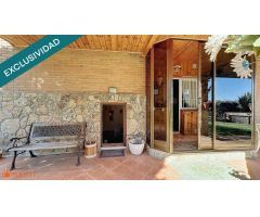 Chalet pareado con amplia parcela en Miraval.