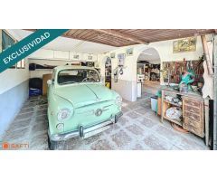 Chalet pareado con amplia parcela en Miraval.