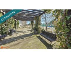 Chalet pareado con amplia parcela en Miraval.