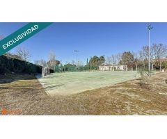 Chalet pareado con amplia parcela en Miraval.