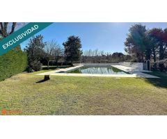 Chalet pareado con amplia parcela en Miraval.