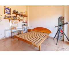 ¡Descubre Tu Nuevo Hogar en La Bisbal! – Espaciosa Vivienda con Local Comercial y Garaje