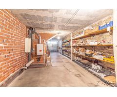 ¡Descubre Tu Nuevo Hogar en La Bisbal! – Espaciosa Vivienda con Local Comercial y Garaje