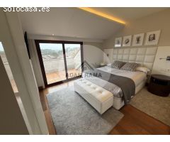 Venta de chalet adosado en O grove, de 230m2 con 4 dormitorios y 4 baños con plaza de garaje y trast
