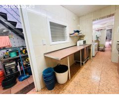 Local comercial con vivienda en segunda planta.