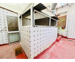 Local comercial con vivienda en segunda planta.