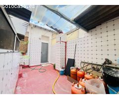 Local comercial con vivienda en segunda planta.