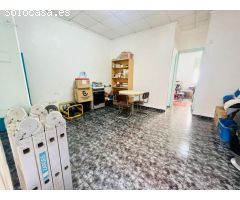 Local comercial con vivienda en segunda planta.