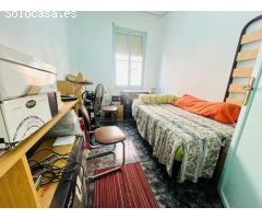 Local comercial con vivienda en segunda planta.