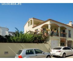 Casa espaciosa con jardín privado