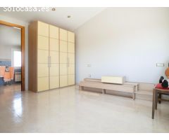 Casa espaciosa con jardín privado