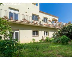Casa espaciosa con jardín privado