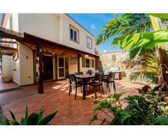 ¡Encantadora villa adosada con 4 dormitorios e increíbles zonas exteriores!