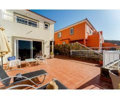 ¡Encantadora villa adosada con 4 dormitorios e increíbles zonas exteriores!