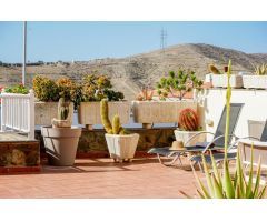 ¡Encantadora villa adosada con 4 dormitorios e increíbles zonas exteriores!