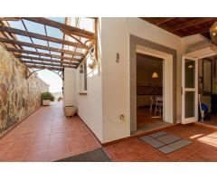 ¡Encantadora villa adosada con 4 dormitorios e increíbles zonas exteriores!