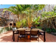 ¡Encantadora villa adosada con 4 dormitorios e increíbles zonas exteriores!