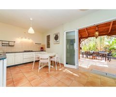 ¡Encantadora villa adosada con 4 dormitorios e increíbles zonas exteriores!
