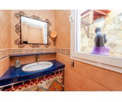 ¡Encantadora villa adosada con 4 dormitorios e increíbles zonas exteriores!