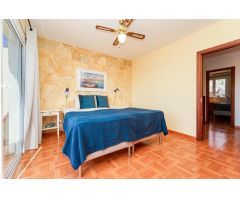 ¡Encantadora villa adosada con 4 dormitorios e increíbles zonas exteriores!