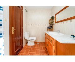 ¡Encantadora villa adosada con 4 dormitorios e increíbles zonas exteriores!