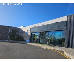 ¡Encantadora villa adosada con 4 dormitorios e increíbles zonas exteriores!