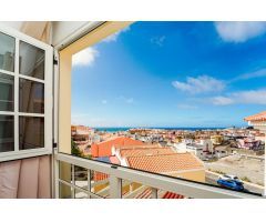 ¡Encantador dúplex modernizado! Propiedad de 3 dormitorios con impresionantes vistas y amplias zonas