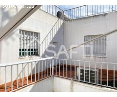 Amplia casa en Alberic con 3 terrazas y mucho potencial.