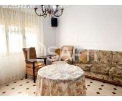 Amplia casa en Alberic con 3 terrazas y mucho potencial.