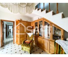 Amplia casa en Alberic con 3 terrazas y mucho potencial.