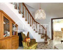 Amplia casa en Alberic con 3 terrazas y mucho potencial.