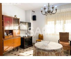 Amplia casa en Alberic con 3 terrazas y mucho potencial.