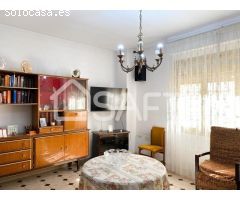 Amplia casa en Alberic con 3 terrazas y mucho potencial.