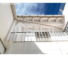 Amplia casa en Alberic con 3 terrazas y mucho potencial.