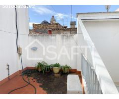 Amplia casa en Alberic con 3 terrazas y mucho potencial.