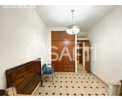 Amplia casa en Alberic con 3 terrazas y mucho potencial.
