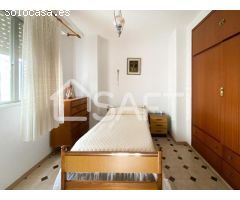 Amplia casa en Alberic con 3 terrazas y mucho potencial.