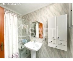 Amplia casa en Alberic con 3 terrazas y mucho potencial.