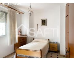 Amplia casa en Alberic con 3 terrazas y mucho potencial.