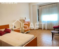 Amplia casa en Alberic con 3 terrazas y mucho potencial.