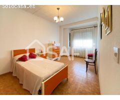 Amplia casa en Alberic con 3 terrazas y mucho potencial.