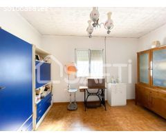 Amplia casa en Alberic con 3 terrazas y mucho potencial.